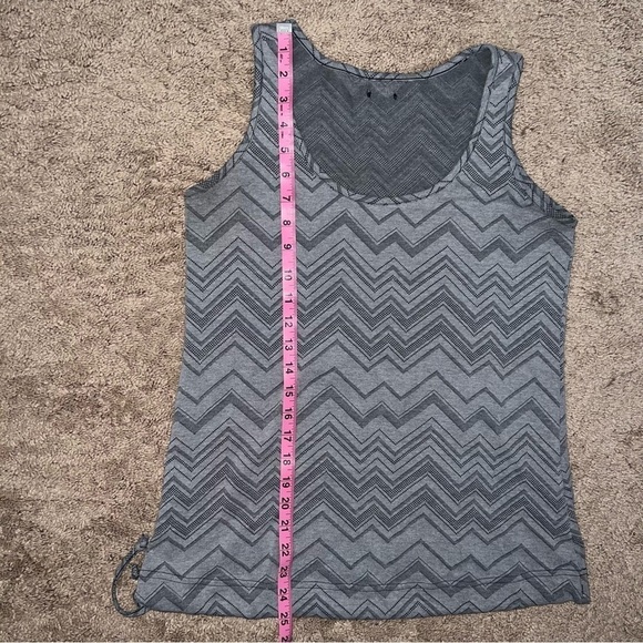 Merrell Women’s Wet Wicking Relaxed Fit Gray Chevron Print Tank Top Size Small - Picture 2 of 9